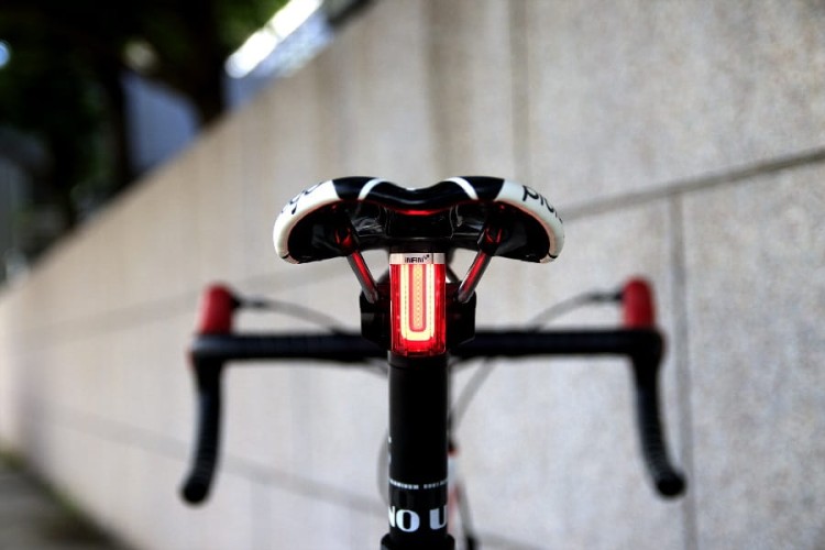 infini-lampa-tylna-tron-black-usb-new-2020_4.jpg